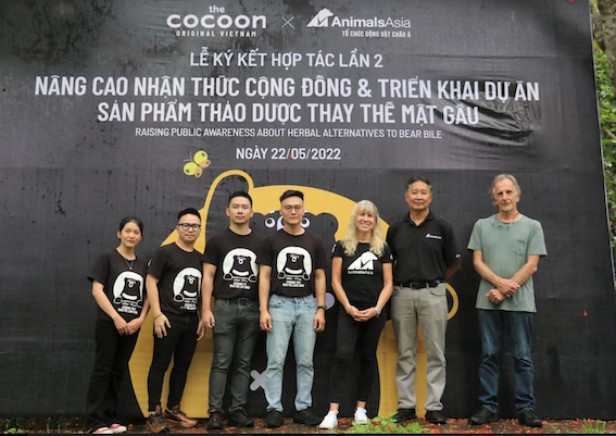 Hợp[-]tác[-]nâng[-]cao[-]nhận[-]thức[-]cộng[-]đồng[-]và[-]phát[-]triển[-]sản[-]phẩm[-]thảo[-]dược[-]thay[-]thế[-]mật[-]gấu.